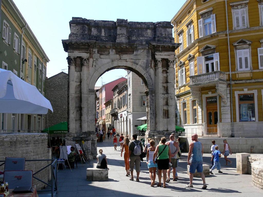 Apartment Heart Of Old Town Pula Exterior photo